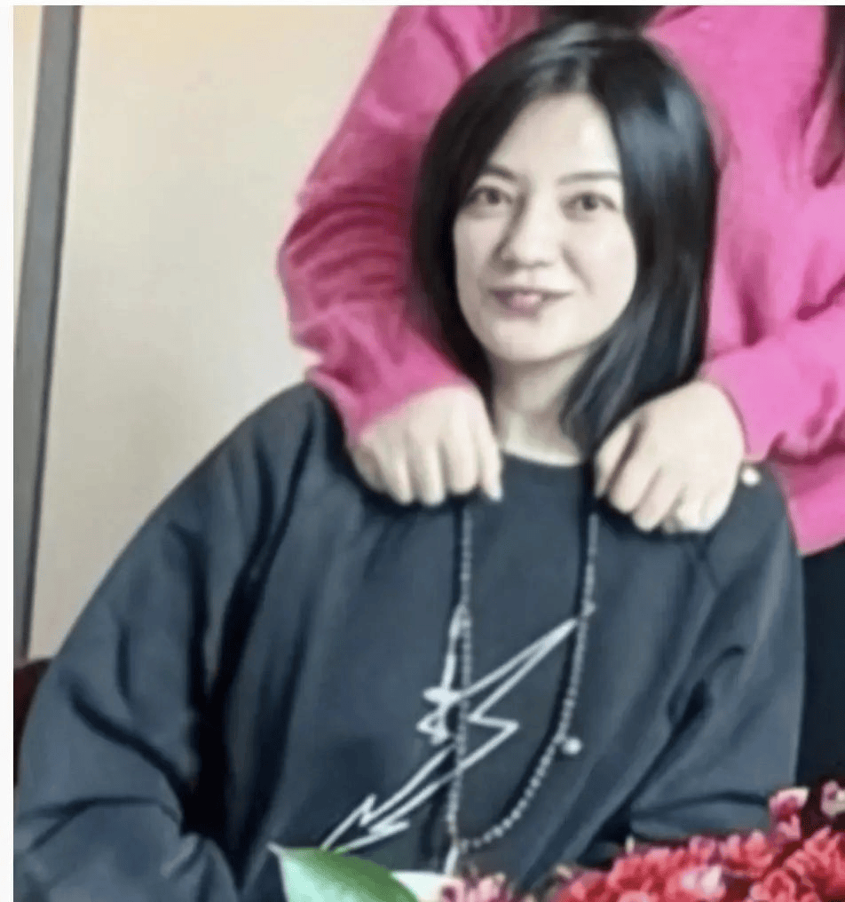 国外豪宅内与好友过新年素颜出镜美出新高度！开元棋牌48岁赵薇离婚后罕见晒照穿黑卫衣(图3)