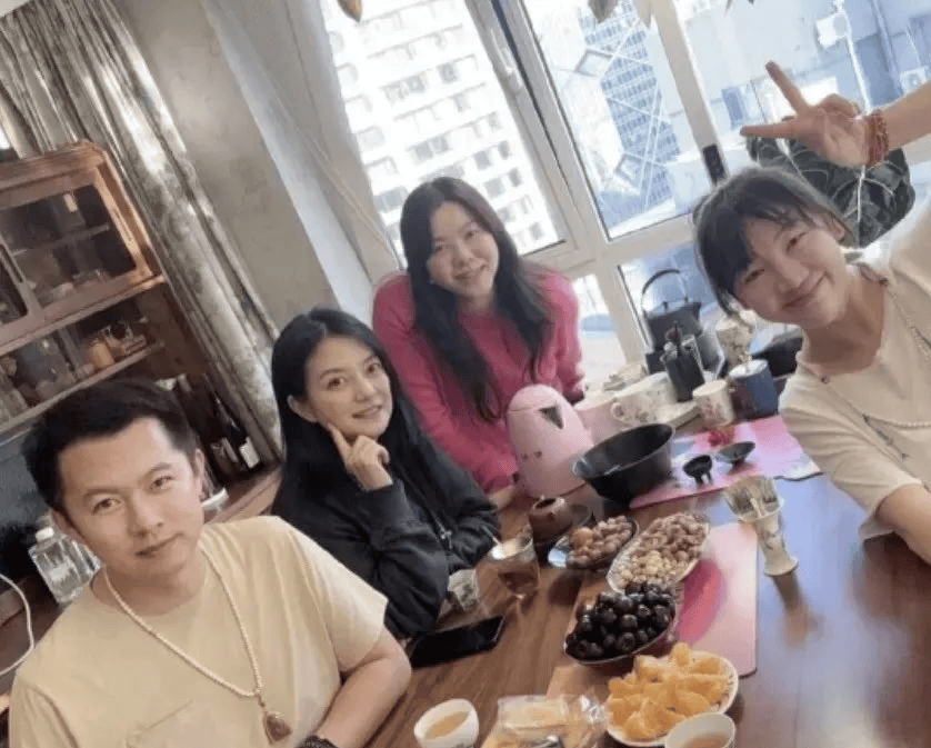 国外豪宅内与好友过新年素颜出镜美出新高度！开元棋牌48岁赵薇离婚后罕见晒照穿黑卫衣(图4)