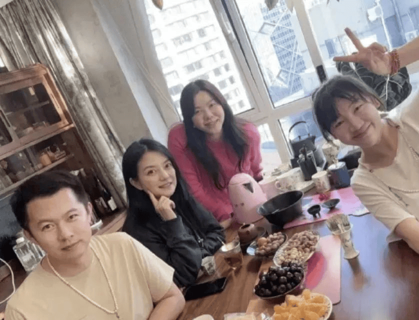国外豪宅内与好友过新年素颜出镜美出新高度！开元棋牌48岁赵薇离婚后罕见晒照穿黑卫衣(图5)
