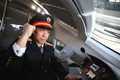 驶不超4小时 不睡觉罚款680ky开元棋牌揭秘动车司机：驾