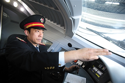 驶不超4小时 不睡觉罚款680ky开元棋牌揭秘动车司机:驾(图2) 驶不超4小时 不睡觉罚款680ky开元棋牌揭秘动车司机:驾(图2)