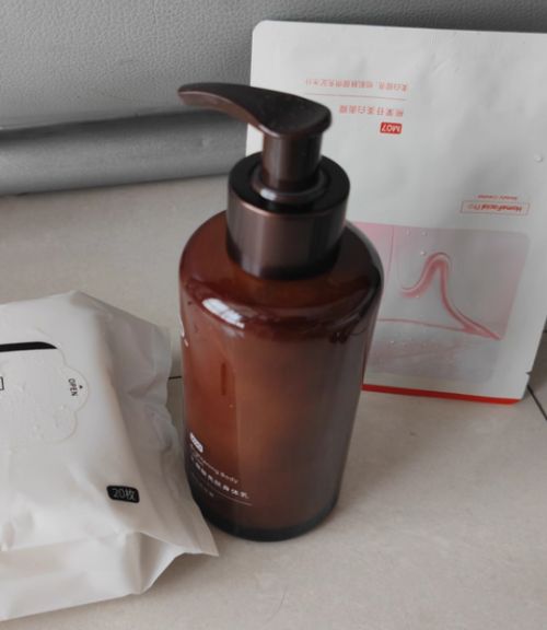 科丝美诗：4重玻尿酸保湿美白成分安全开元